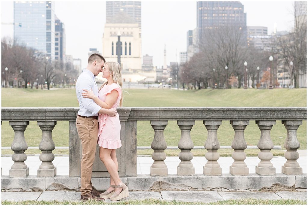 Engagement photos in downtown Indianapolis with Indianapolis skyline by Victoria Rayburn Photography