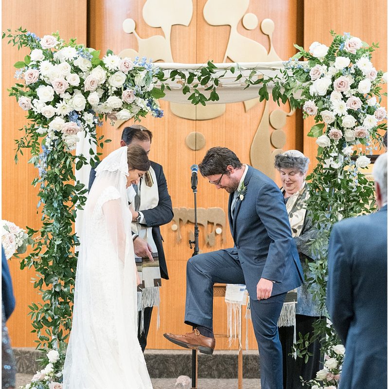 Groom crushes glass at Indianapolis Hebrew Congregation